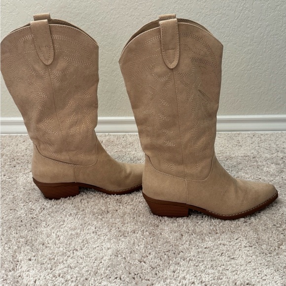 Madden Girl Redford Sand Suede Western Boots - Picture 5 of 6